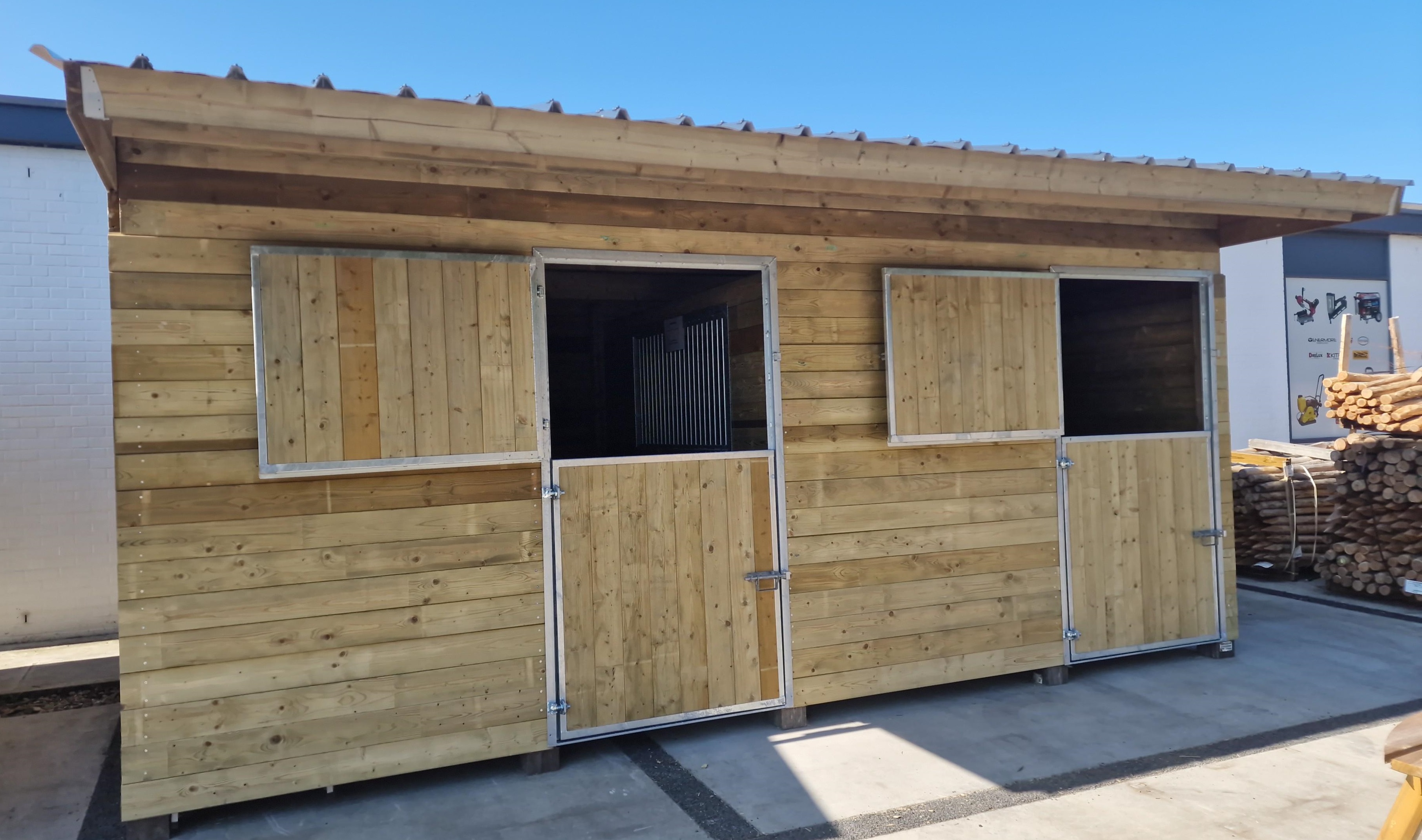 Agrodieren - Ecuries en bois pour l'extérieur, de haute qualité aux meilleurs prix - retrait, livraison en kit prêt à monter ou service d’installation possible.