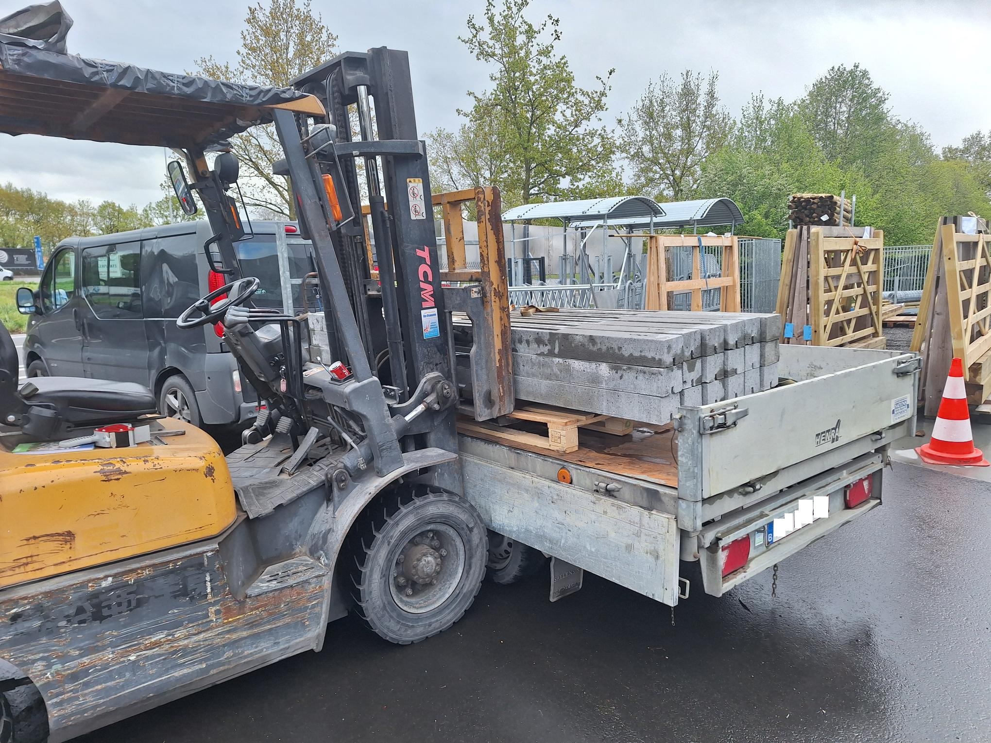 Laden van beton producten door klant of met heftruck indien aanhangwagen geschikt is